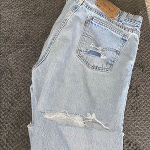 High wasted Levi distressed denim jeans